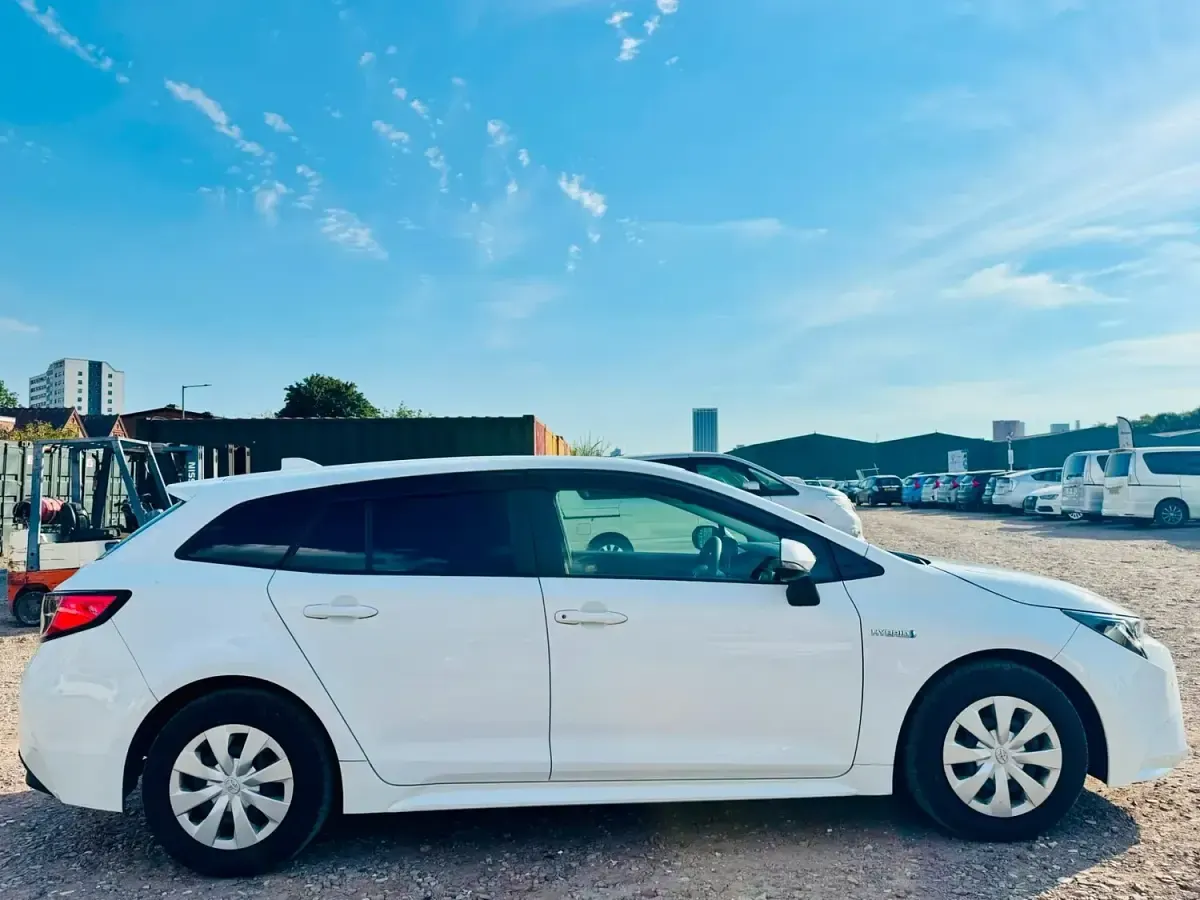 Used Toyota Corolla 122 HP (89 kW) 2020 White Estate