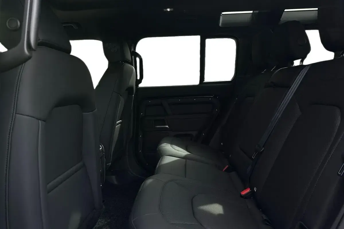 New Land Rover Defender SE Dynamic 2026 Black SUV