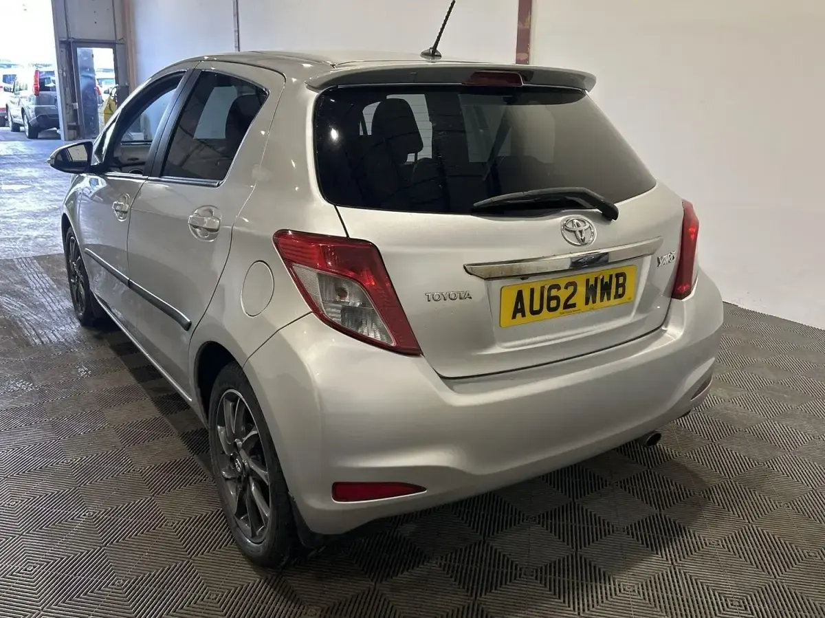Used Toyota Yaris Trend 99 HP (72 kW) 2012 Silver Hatchback