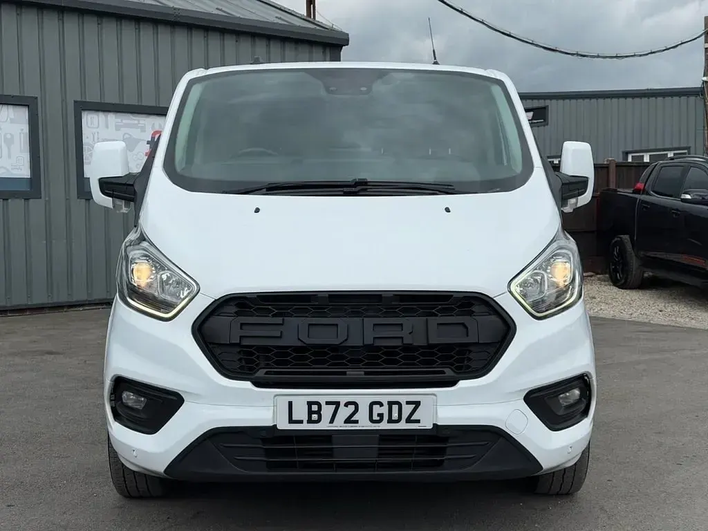 Used Ford Transit Custom Limited 130 HP (95 kW) 2023 White Van