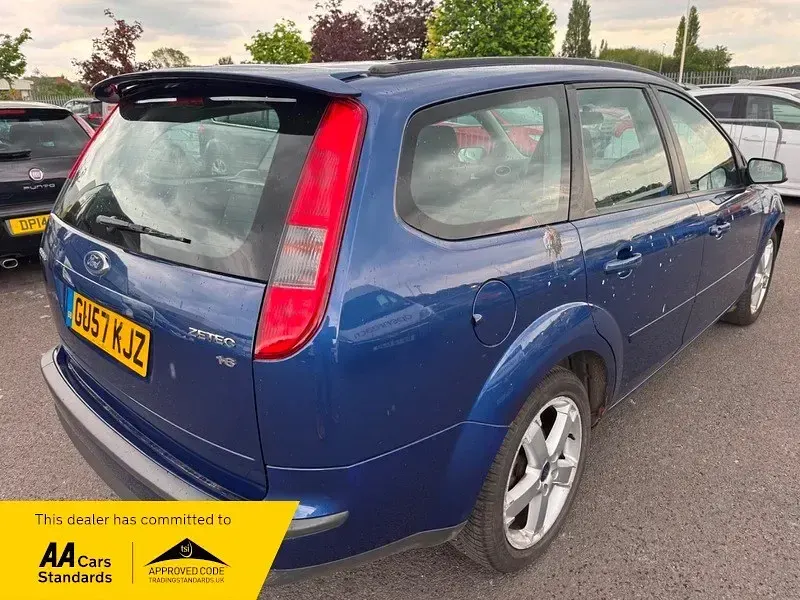 Usado Ford Focus Zetec 115 CV (84 kW) 2007 Azul Familiar