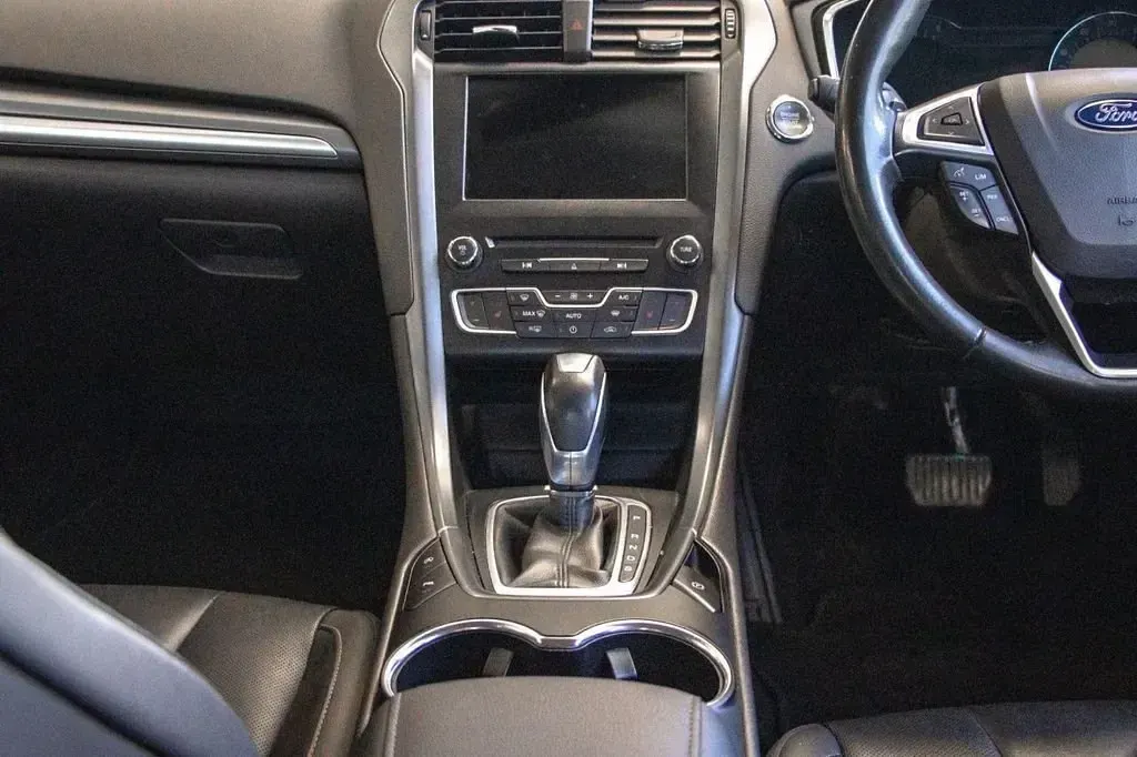 Begagnad Ford Mondeo Titanium 180 HK (132 kW) 2018 Blå Halvkombi