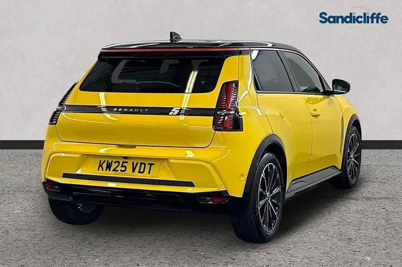 Used Renault R5 Iconic 110 kW (150 HP) 2025 Yellow/black Hatchback