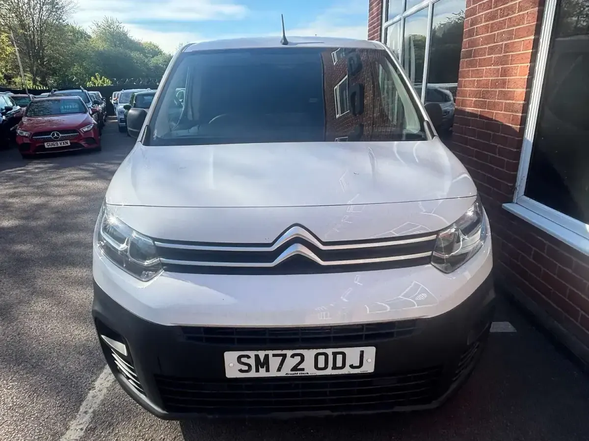 Second-hand Citroën Berlingo 100 CP (73 kW) 2022 Alb Monovolum