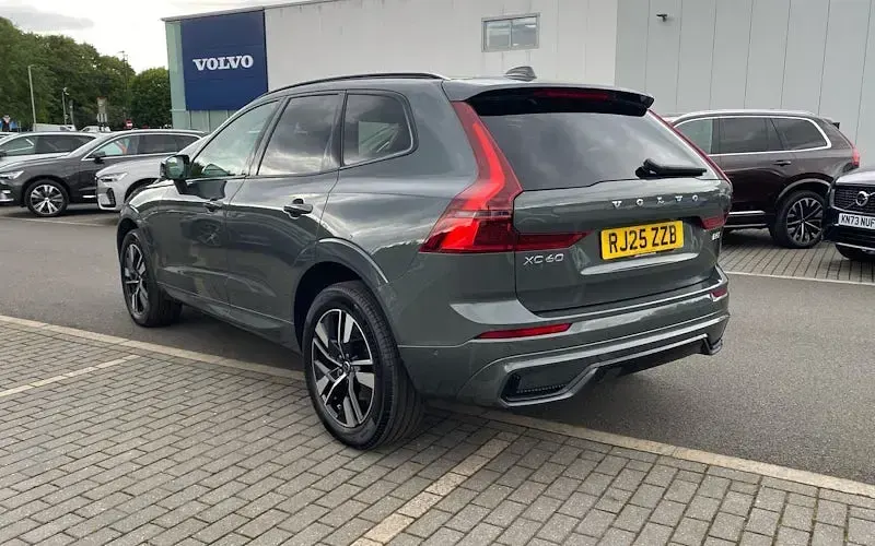 Used Volvo XC60 Plus 250 HP (183 kW) 2024 Green SUV