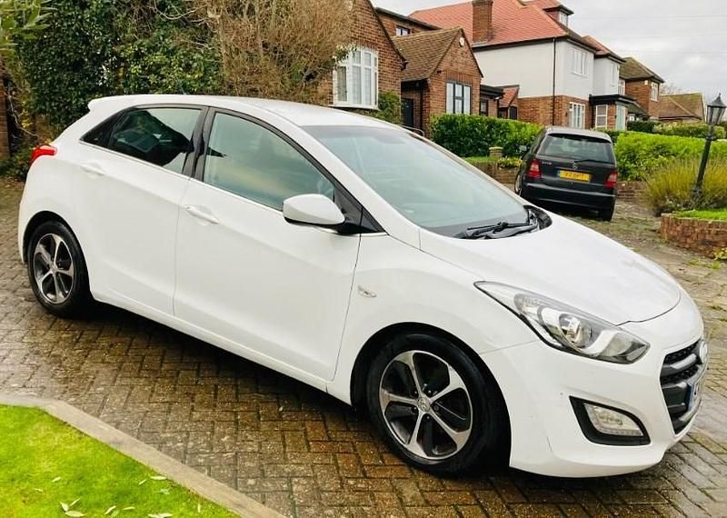 White Used 2016 Hyundai i30 SE Hatchback | £5,150 (Fair price) - Image 1/4