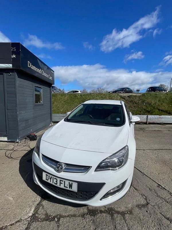 Used Vauxhall Astra SRi 165 HP (121 kW) 2013 White Estate