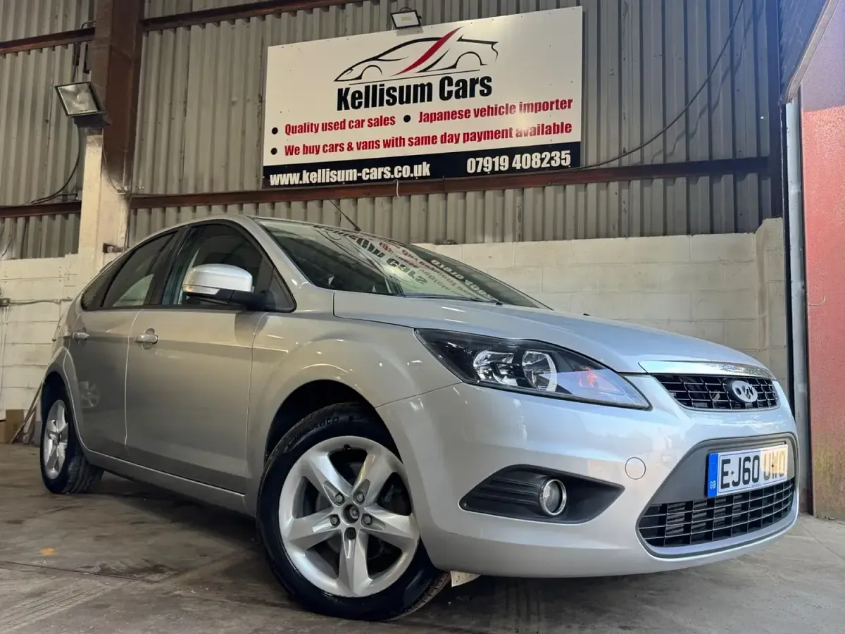 Usado Ford Focus Zetec 110 HP (80 kW) 2011 Prateado Citadino