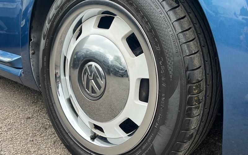 Usado VW Beetle Cabriolet Design 105 HP (77 kW) 2016 Cabrios