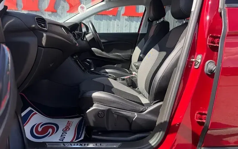 Used Vauxhall Grandland X SRi 131 HP (96 kW) 2020 Red SUV