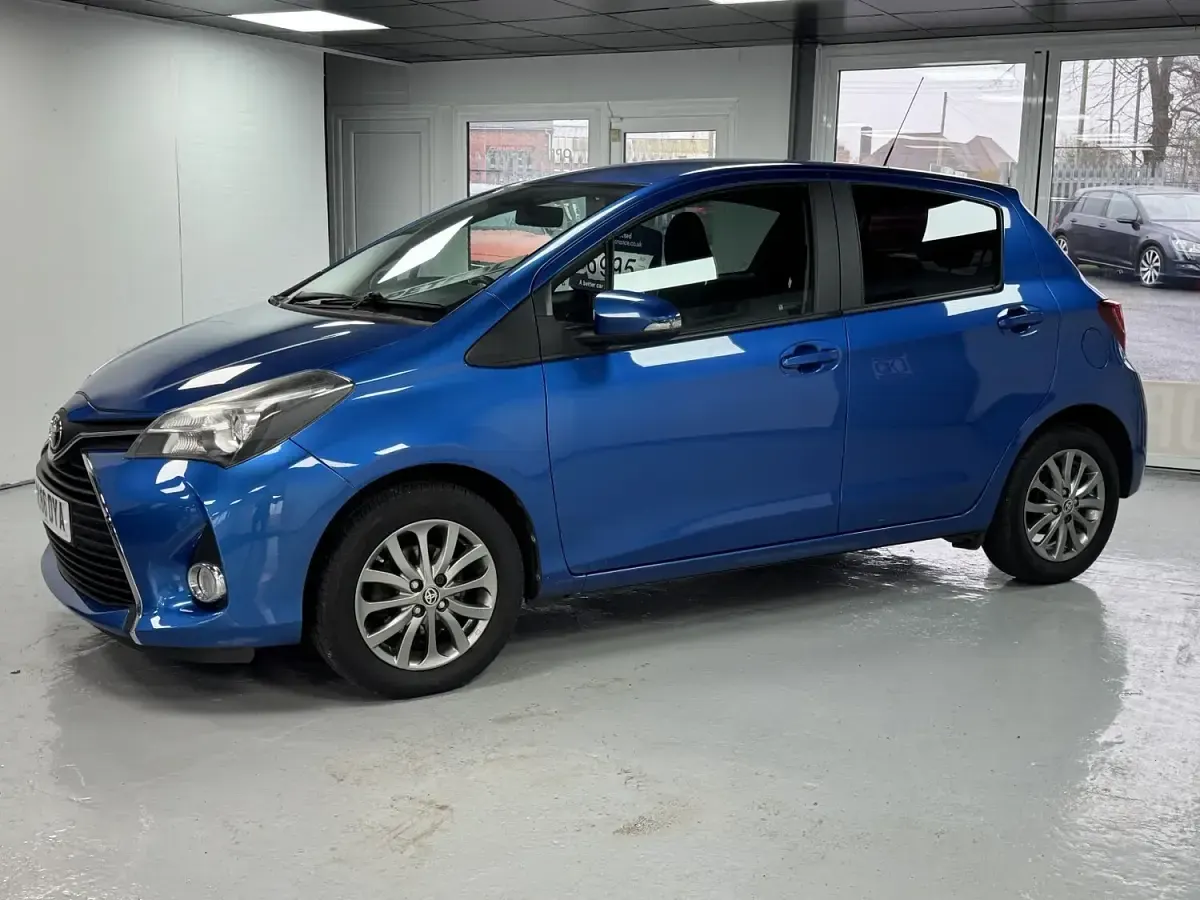 Used Toyota Yaris 99 HP (72 kW) 2017 Blue Hatchback