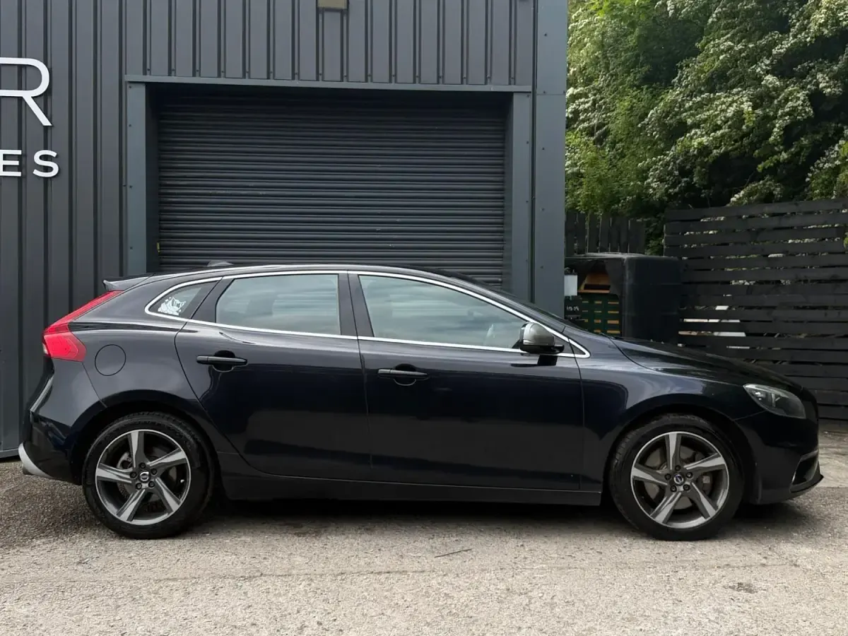 Gebraucht Volvo V40 R-Design 150 PS (110 kW) 2013 Schwarz Kleinwagen