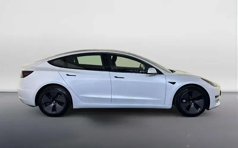 Used Tesla Model 3 Standard Range Plus 180 kW (245 HP) 2021 White Sedan