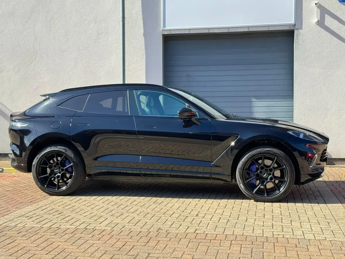Used Aston Martin DBX 550 HP (404 kW) 2021 Black SUV