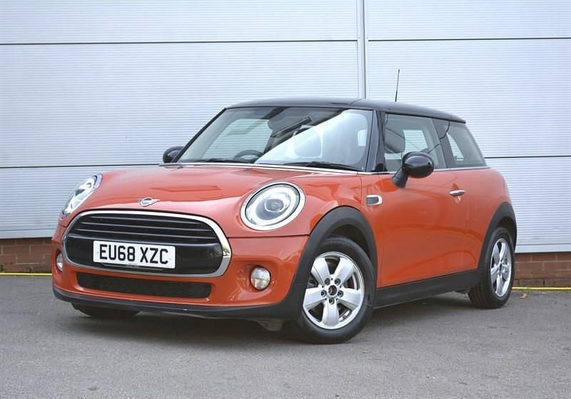 Used Mini Cooper Classic 136 HP (100 kW) 2018 Solaris orange Hatchback