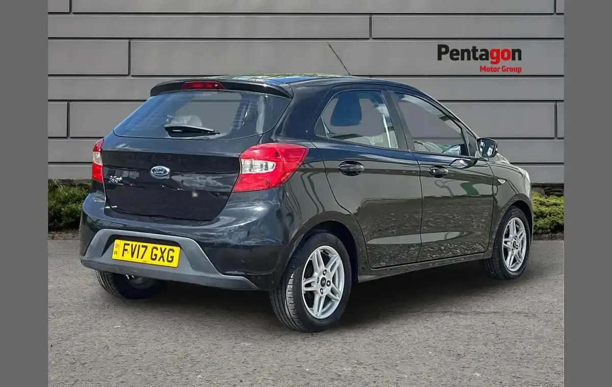 Usado Ford Ka Plus Zetec 84 CV (61 kW) 2017 Negro Utilitario