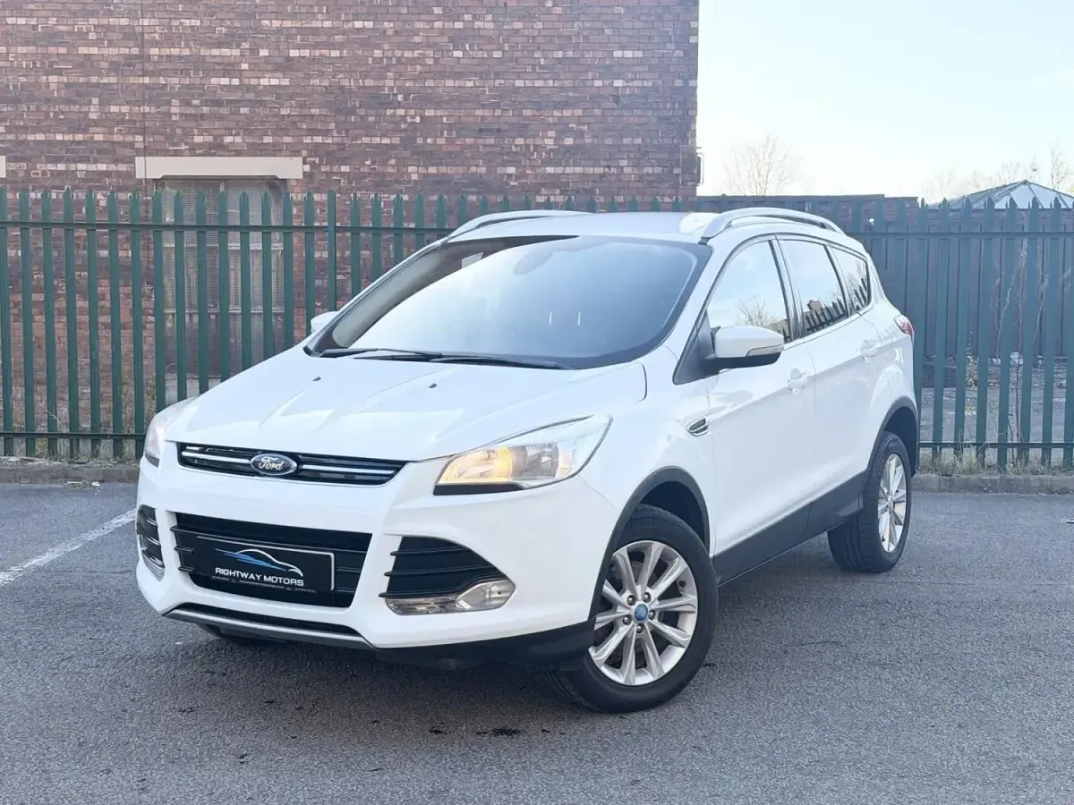 Usado Ford Kuga Titanium 180 HP (132 kW) 2015 Branco SUV