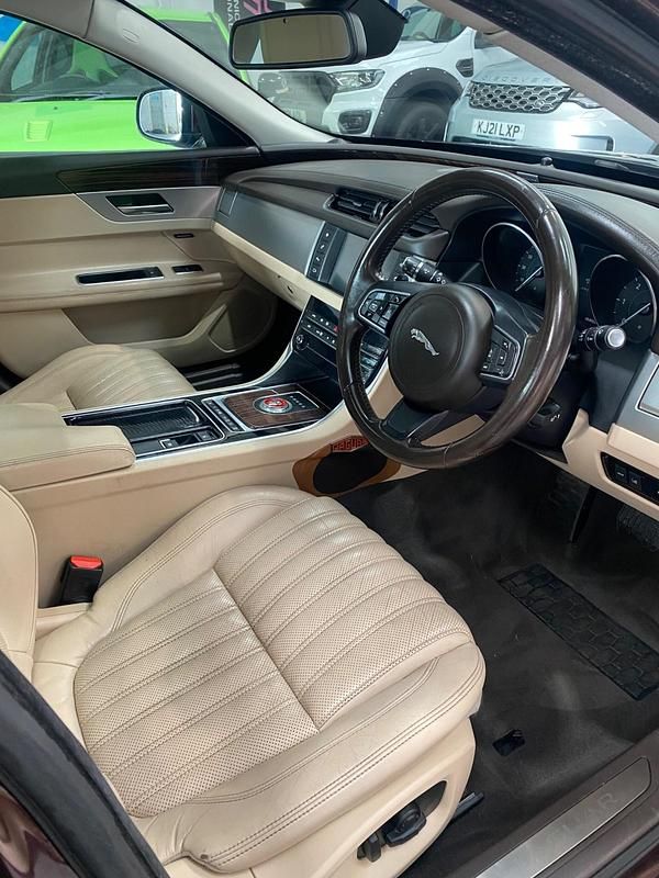 Second-hand Jaguar XF Portfolio 180 CP (132 kW) 2016 Roșu Berlinǎ