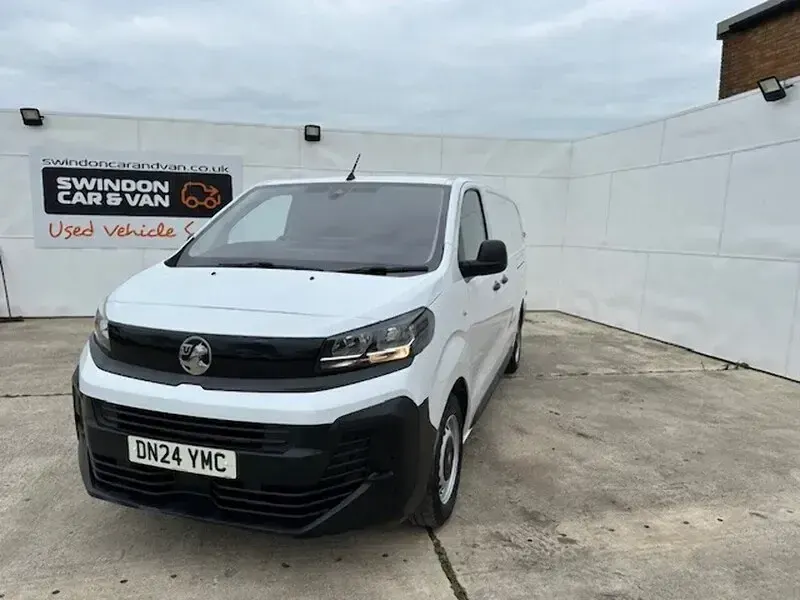 Usado Vauxhall Vivaro 145 HP (106 kW) 2024 Branco Monovolume
