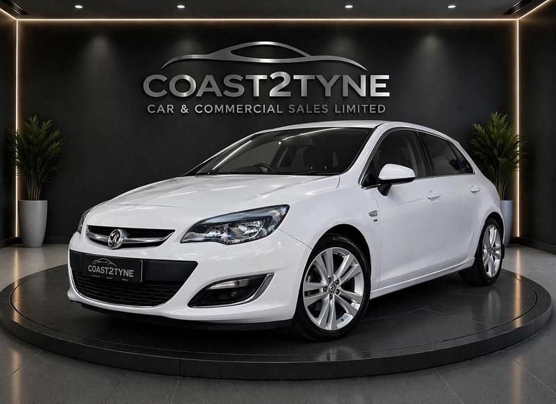 Used Vauxhall Astra SRi 136 HP (100 kW) 2014 White Hatchback