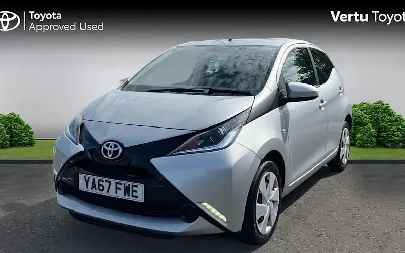 Used Toyota Aygo X-play 69 HP (50 kW) 2018 Silver splash Hatchback