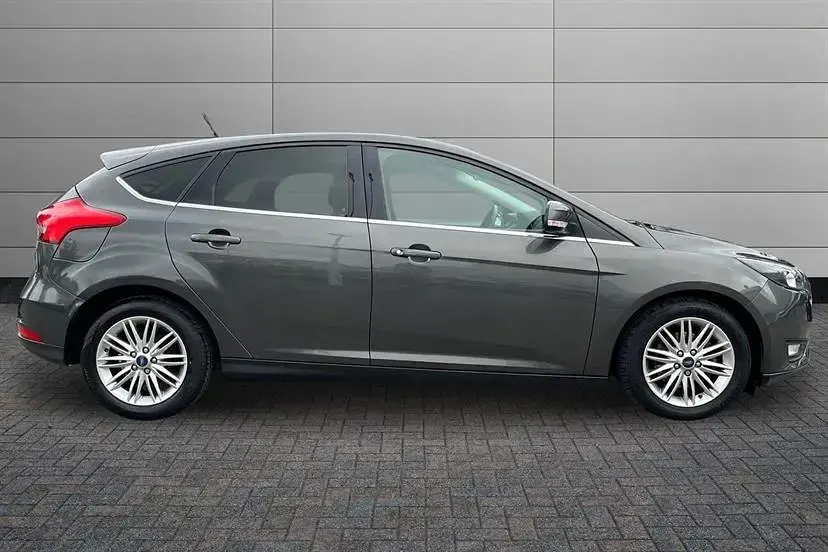 Used Ford Focus Zetec 125 HP (91 kW) 2018 Grey Hatchback