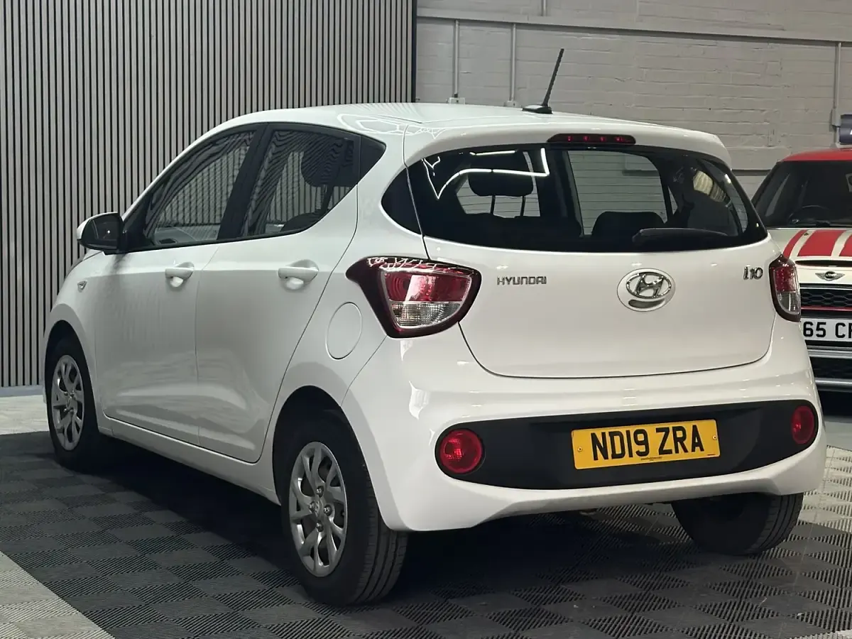 Used Hyundai i10 SE 66 HP (48 kW) 2019 White Hatchback
