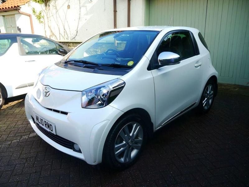 Used Toyota iQ 98 HP (72 kW) 2010 White Hatchback