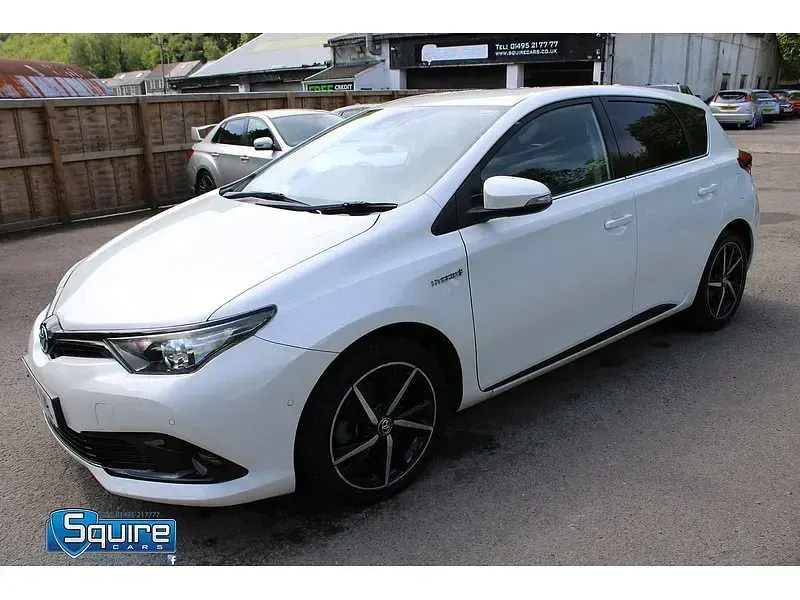 Used Toyota Auris Hybrid Design 136 HP (100 kW) 2018 White Hatchback