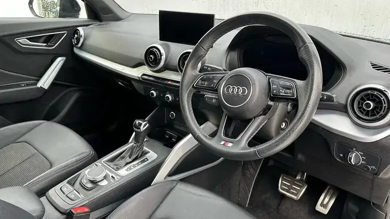 Usado Audi Q2 S-Line 150 CV (110 kW) 2023 Negro SUV