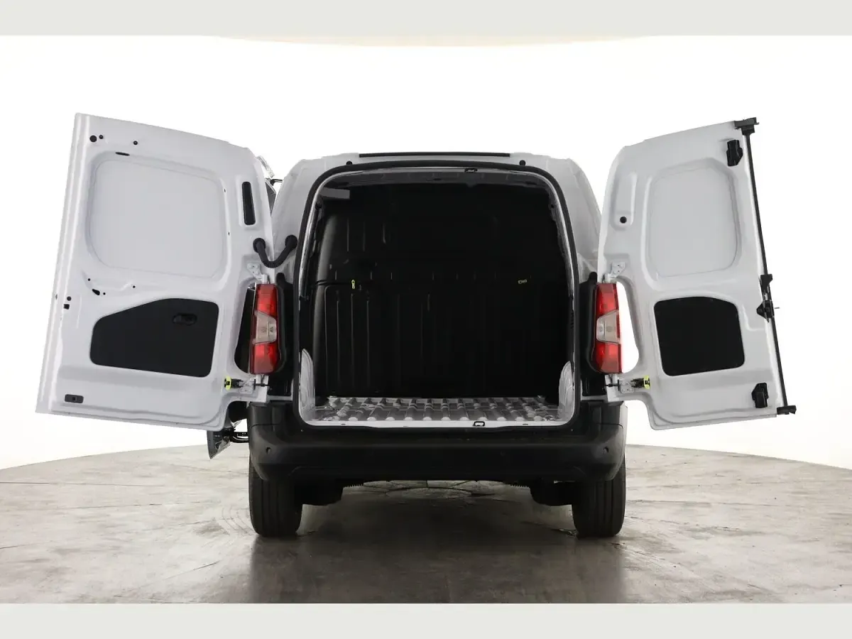 New Vauxhall Combo 100 HP (73 kW) 2025 White MPV