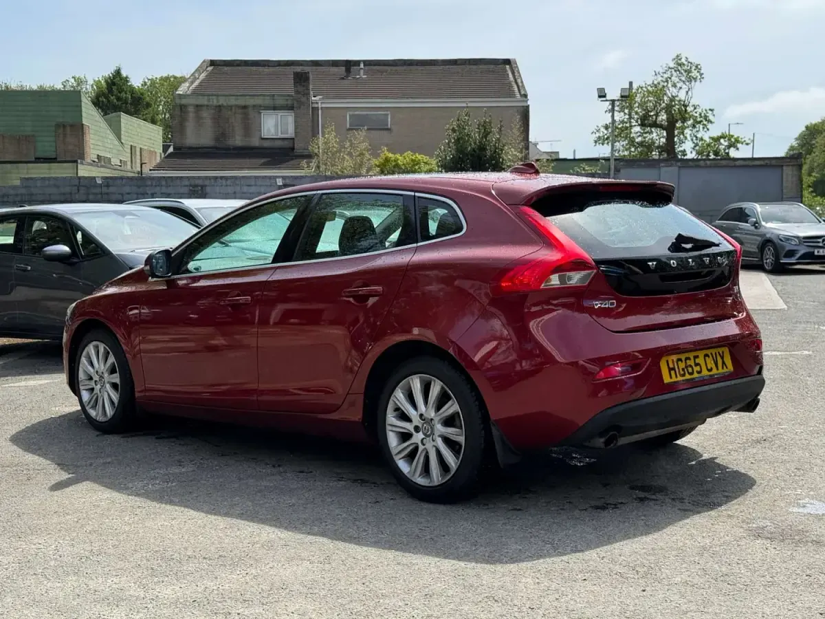 Usado Volvo V40 SE Lux 2015 Rojo Utilitario