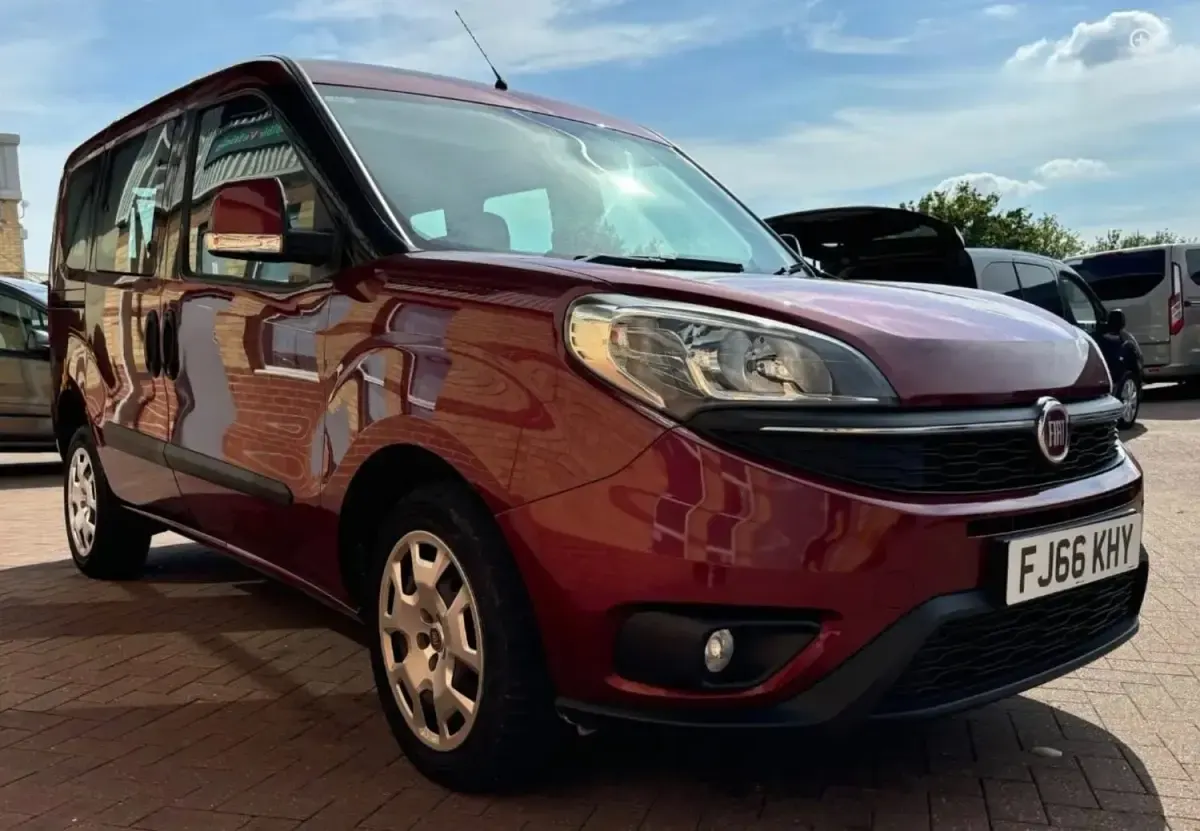 Usado Fiat Doblò Easy 95 CV (69 kW) 2017 Rojo Monovolumen
