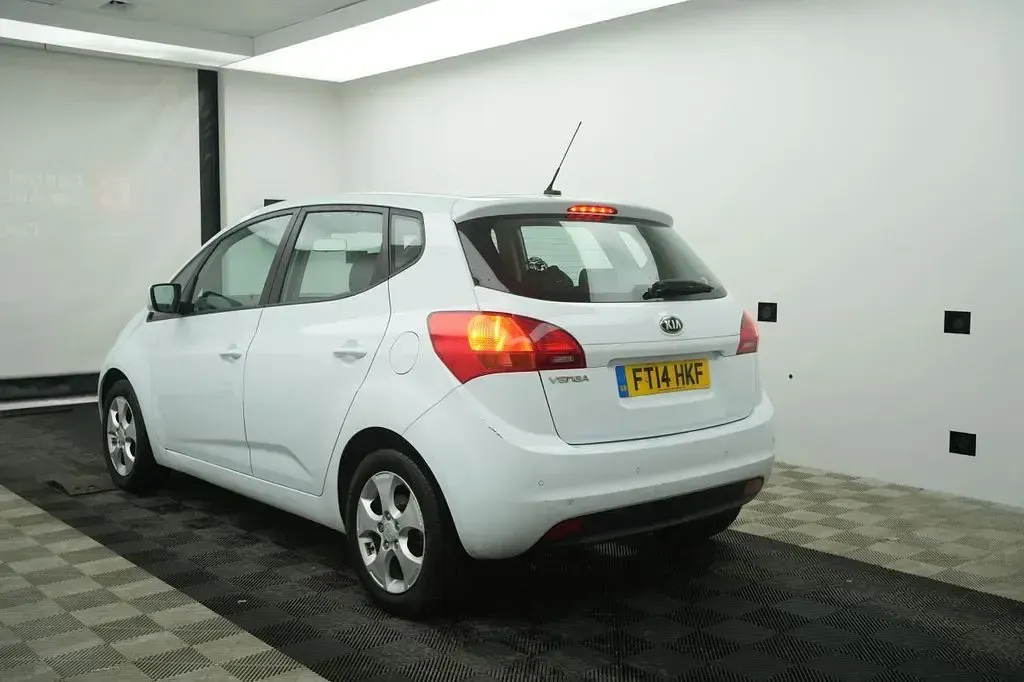 Used Kia Venga 125 HP (91 kW) 2014 White Hatchback