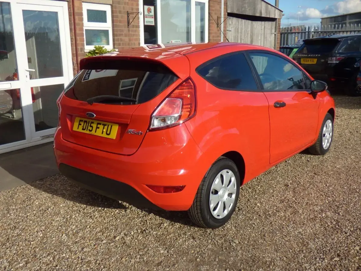 Usado Ford Fiesta Studio 82 CV (60 kW) 2015 Rojo Utilitario