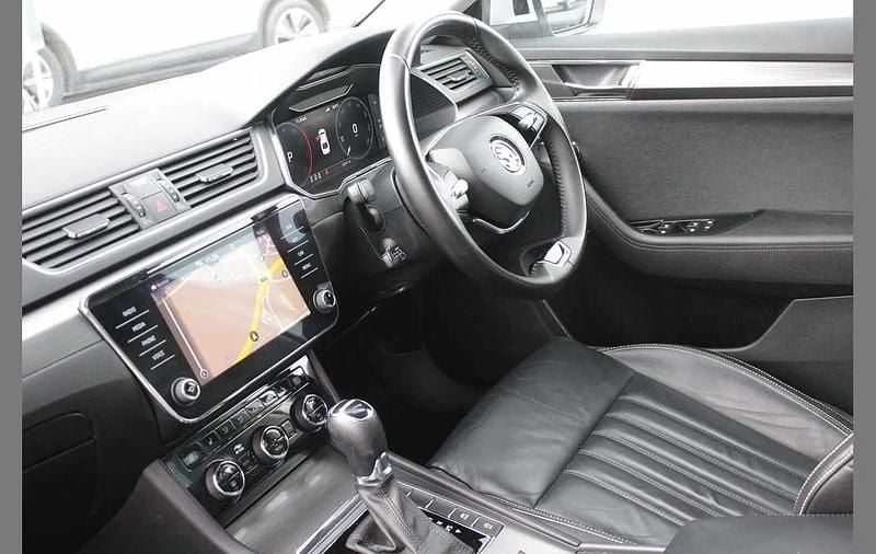 Usado Skoda Superb SE L 147 CV (108 kW) 2022 Plateado Utilitario