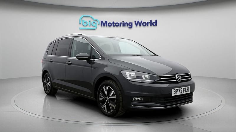 Usado VW Touran SEL 148 HP (108 kW) 2022 Cinzento Monovolume