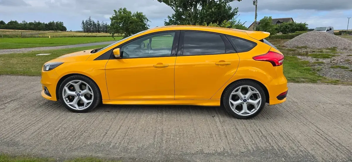 Used Ford Focus ST 250 HP (183 kW) 2015 Yellow Hatchback