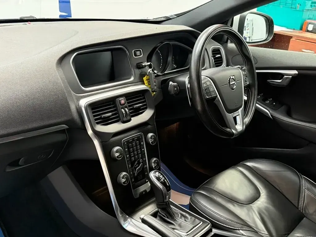 Used Volvo V40 R-Design 152 HP (111 kW) 2019 Black Hatchback