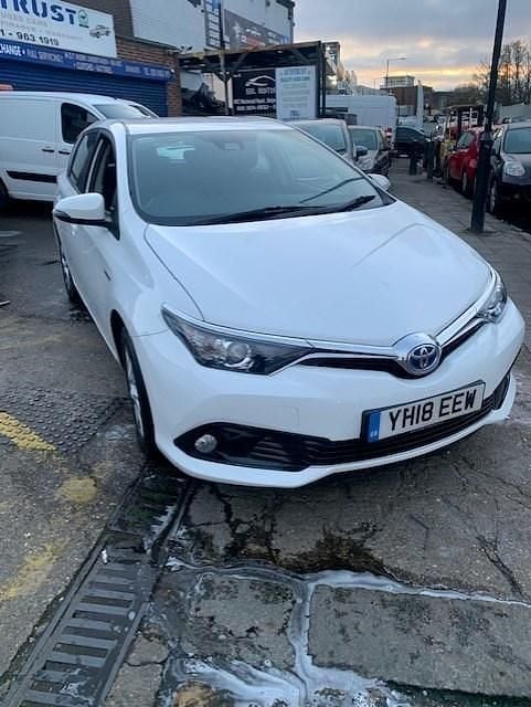White Used 2018 Toyota Auris Hybrid Hatchback | £6,995 (Super price) - Image 1/4