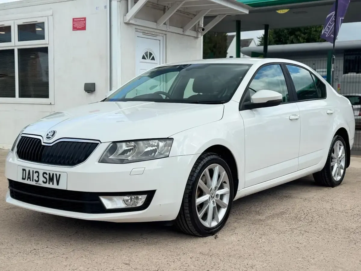 Used Skoda Octavia Elegance 140 HP (102 kW) 2013 White Hatchback