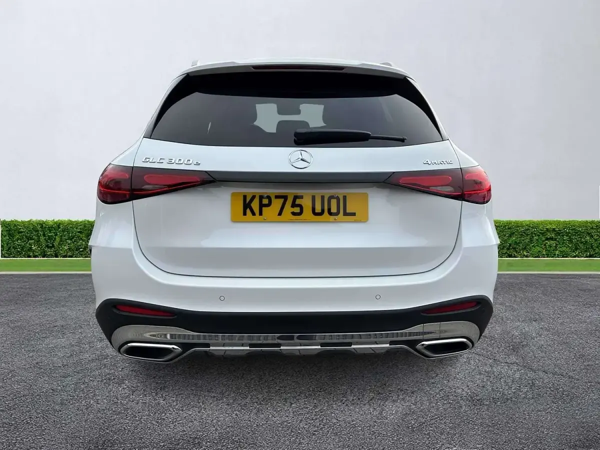Usado Mercedes GLC300e AMG line 2025 Blanco Familiar
