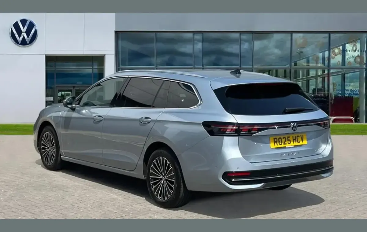 Used VW Passat Elegance 267 HP (196 kW) 2025 Silver Estate