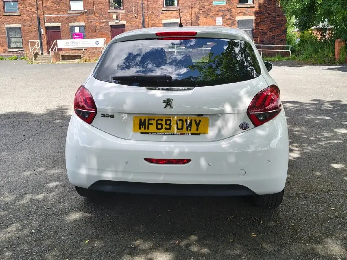 Used Peugeot 208 2019 White Hatchback