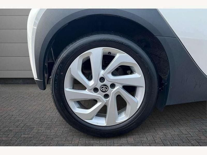 Used Toyota Aygo X PURE 72 HP (52 kW) 2023 White SUV