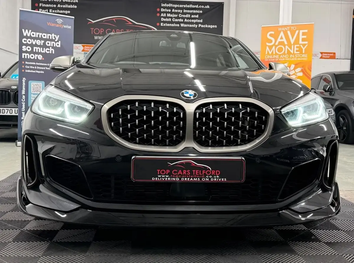 Begagnad BMW M135 Comfort Edition 300 HK (220 kW) 2023 Svart Halvkombi