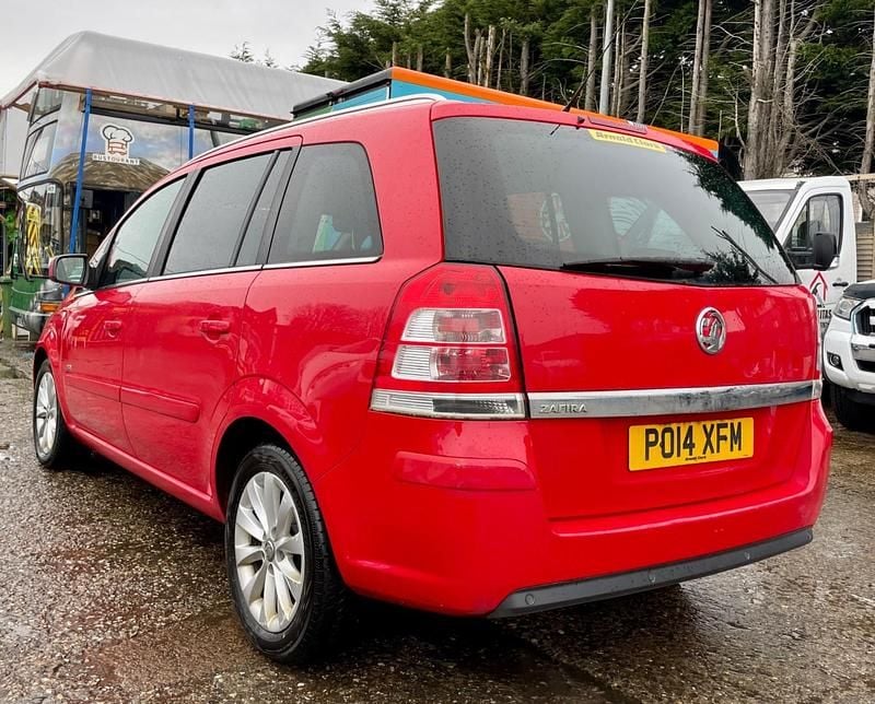 Used Vauxhall Zafira Design Edition 120 HP (88 kW) 2014 Red MPV
