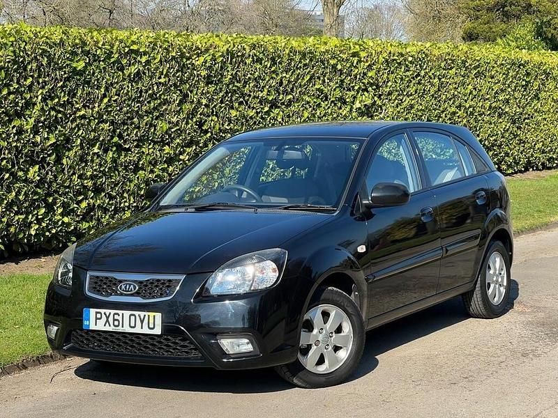 Begagnad Kia Rio 2011 Svart Halvkombi