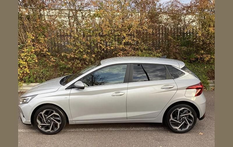 Begagnad Hyundai i20 Premium 100 HK (73 kW) 2021 Silver Halvkombi
