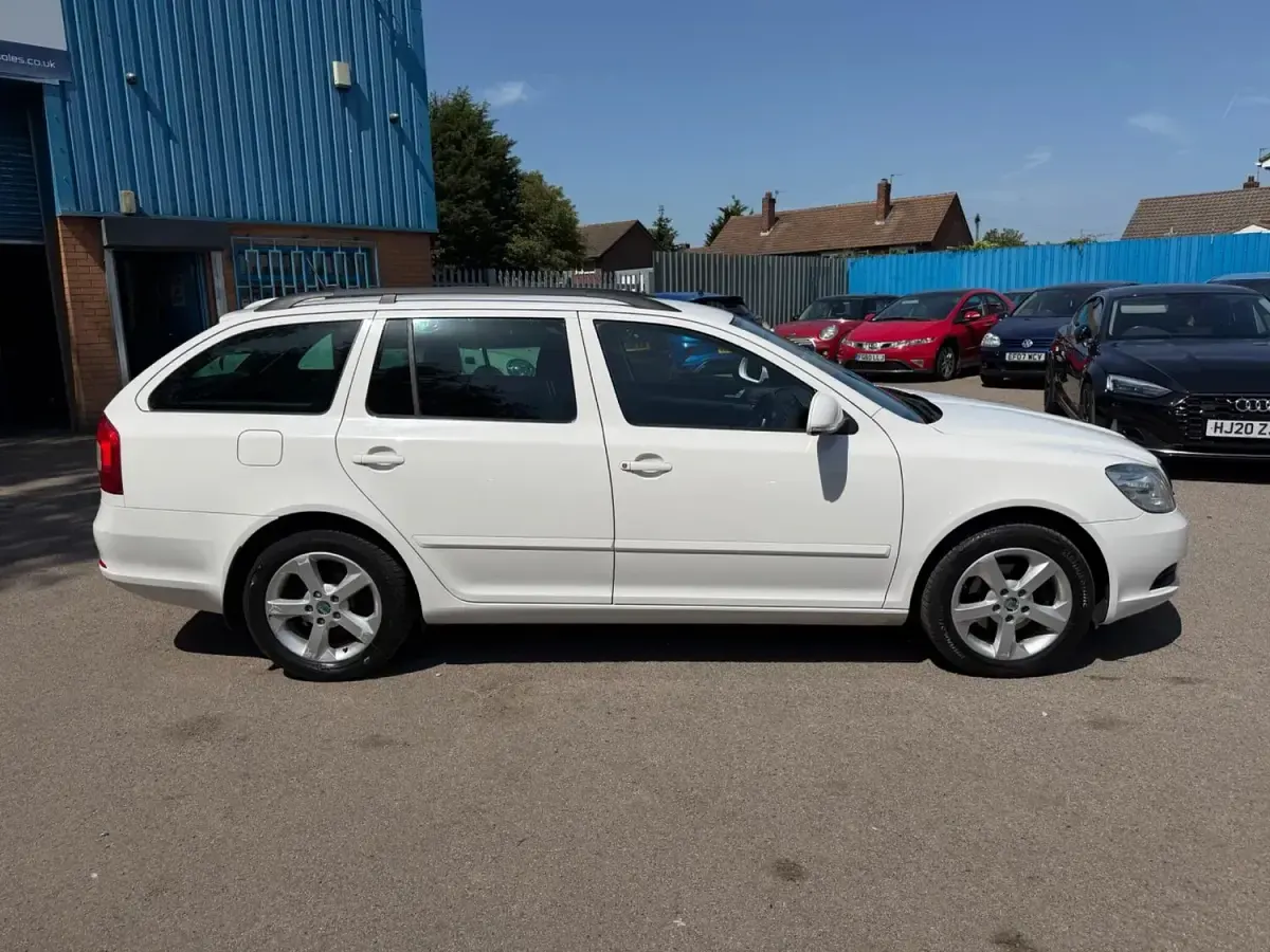 Used Skoda Octavia SE 2013 White Estate